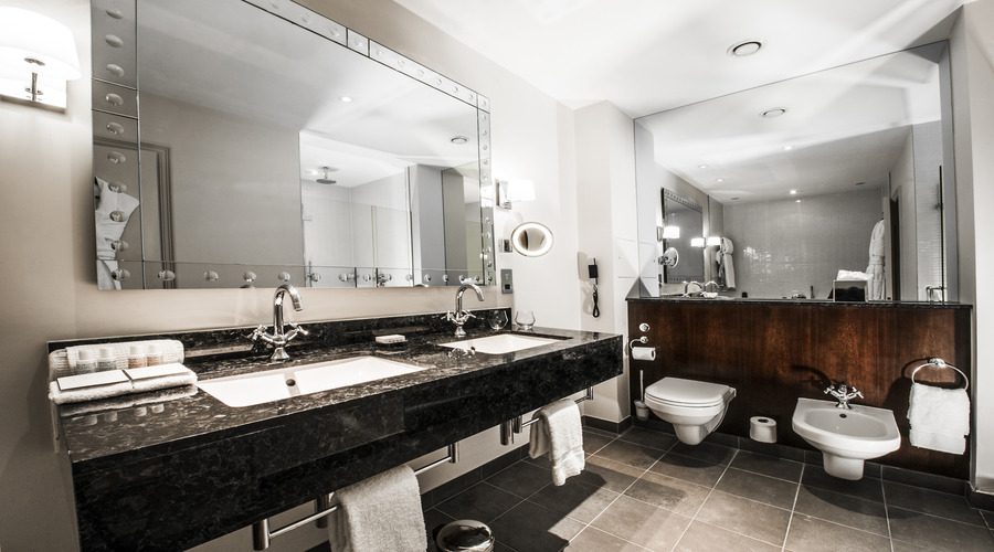 executive room bathroom